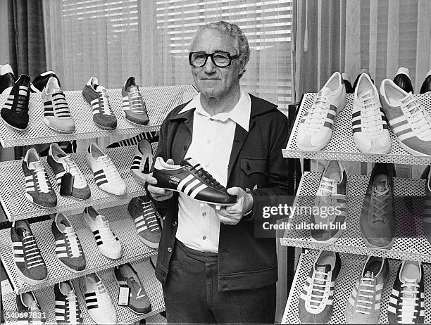 Dassler, Adolf *03.11..1978+Unternehmer, Gruender der Firma 'adidas', D- Portrait mit adidas - Sportschuhen -