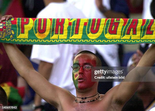Rotterdam, Fußball-Europameisterschaft 2000 / Deutschland-Portugal: ein portugiesischer Fußballfan unterstützt seine Mannschaft mit ausgebreitetem...