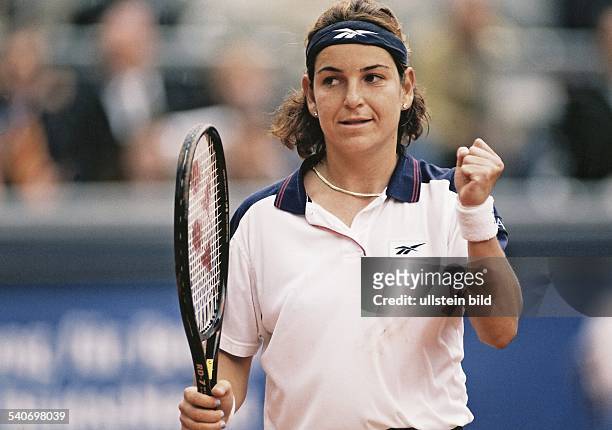 Die spanische Tennisspielerin Arantxa Sanchez ballt ihre Faust und hält in ihrer anderen Hand einen Tennisschläger. .