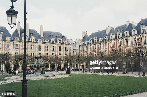 Place des Vosges in Paris, die den Platz umgebenden Häuser mit Arkaden waren früher Adelspaläste. In der Mitte der kleinen Grünanlage befindet sich...