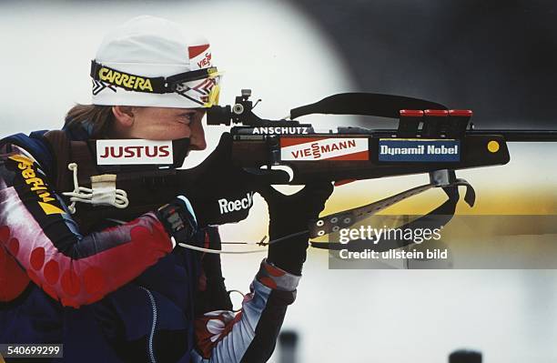 Die deutsche Biathletin Petra Behle zielt durch das Fernrohr ihres Gewehrs. Aufgenommen um 1997.