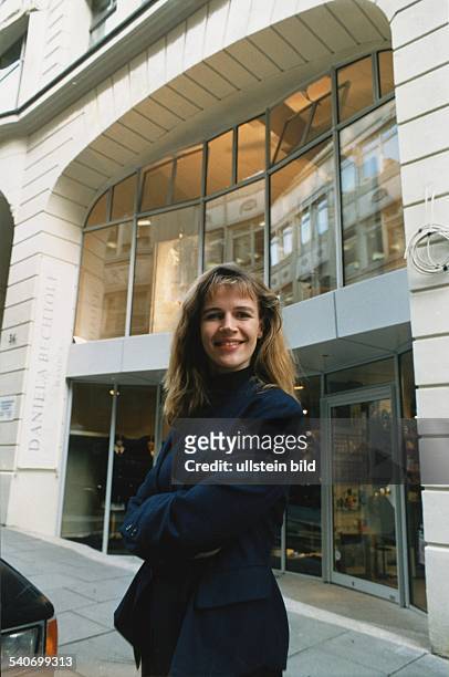Die deutsche Designerin Daniela Bechtolf vor ihrem Modegeschäft in der Poststraße . Sie hat die Arme vor der Brust verschränkt. Aufgenommen Februar...