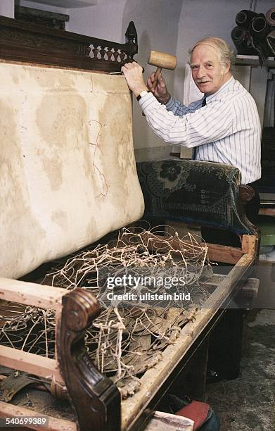 Um ein altes Sofa wieder neu herrichten zu können, baut der Polsterer und Restaurator Günter Ulrich es erst einmal auseinander. Zur Demontage der...