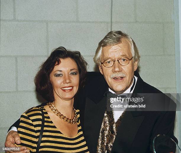 Der Moderator Carlo von Tiedemann und seine Freundin Julia Laubrunn. Aufgenommen März 1999.