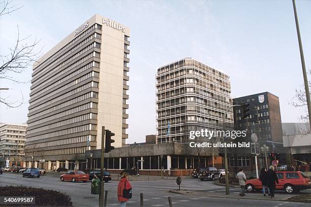 Die Hauptniederlassung des Elektronikkonzerns Philips GmbH in Hamburg St. Georg. An der obersten Etage des ersten Hochhausturms ist der Schriftzug...