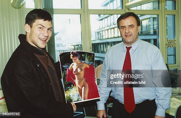 Der Profiboxer Dariusz Michalczewski, genannt 'der Tiger', zu Gast bei der BILD-Zeitung im Axel-Springer-Verlagshaus in Hamburg. Er hält lachend ein...