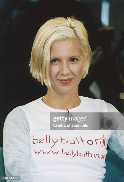Das ehemalige Model Dana Schweiger leitet mit zwei Freundinnen die Kosmetikfirma 'Bellybutton'. Sie trägt ein Oberteil mit dem Werbeaufdruck und der...