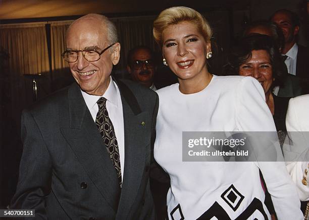 Der griechische Ministerpräsident Andreas Papandreou mit seiner Frau Dimitra nach seiner Wiederwahl 1993. .