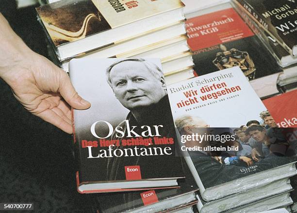 Büchertisch mit von deutschen Politikern verfassten Büchern: 'Das Herz schlägt links' von Oskar Lafontaine und 'Wir dürfen nicht wegsehen' von Rudolf...