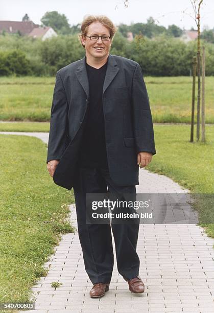 Travestiekünstler Ru Paul mit blonder Haarmähne. Aufgenommen um 1997.