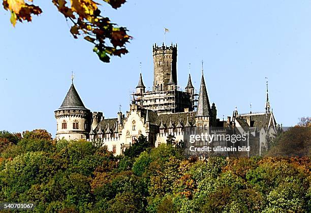 Das Welfenschloss Marienburg bei Nordstemmen . Das von Laubwald umgebene Gebäude mit Burgturm, Zinnen und Türmchen ist Stammsitz von Ernst August...