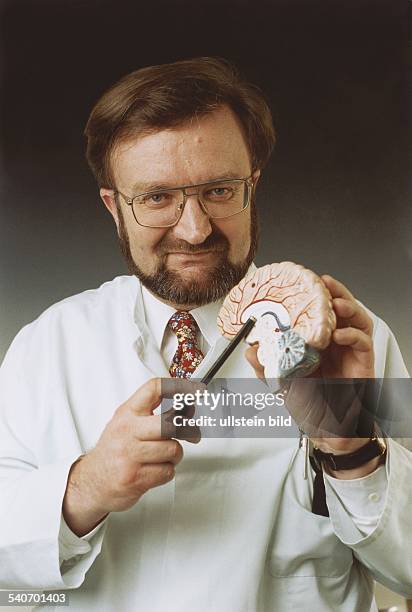 Dr. Detlef Bernhard Linke, Professor für klinische Neurophysiologie und neurochirurgische Rehabilitation in Bonn, zeigt mit einem Stab auf den...