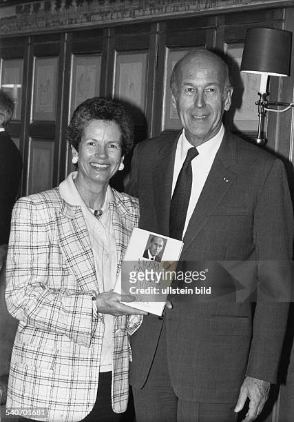 Der französische Staatspräsident Valéry Giscard D'Estaing und seine Ehefrau Anne-Aymone am 3.5.1988, die seine Autobiographie in den Händen hält. .