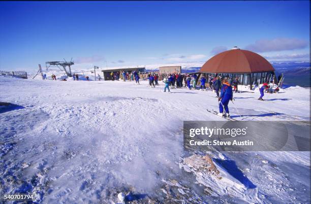 skiing in the cairngorm mountains - cairngorms skiing stockfoto's en -beelden