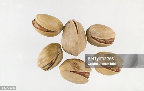 Pistazie, Frucht des Pistazienbaumes oder -strauches , der zur Familie der Anacardien- oder Sumachgewächsen gehört, wird auch grüne Mandel oder...