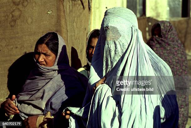 Frauen in Afghanistan mit unterschiedlichen Schleiern: ein großes Tuch läßt das Gesicht und den Haaransatz frei , kann bei Bedarf aber so geschlungen...