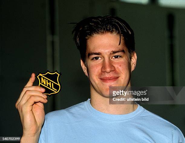 Eishockeyprofi Jochen Hecht mit dem Abzeichen der NHL, nordamerikanische Eishockey-Liga, die er in der kommenden Saison verläßt. Er wechselt 1999 zu...