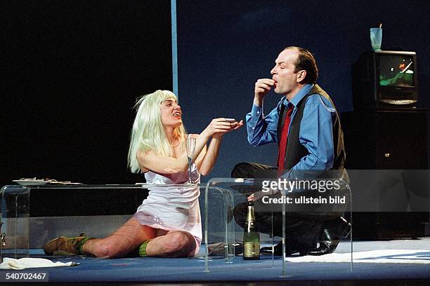 In dem Stück 'The Blue Room', aufgeführt in den Hamburger Kammerspielen, sitzen die beiden Schauspieler Herbert Knaup und Natalia Wörner auf dem...