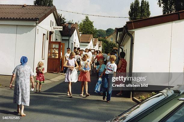 Das Durchgangslager Friedland in Friedland bei Göttingen: Zwischen den Baracken bewegen sich Kinder, Erwachsene und ältere Menschen . Aussiedler,...