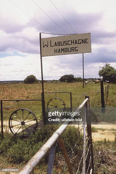 Farm 'Labuschagne Hamburg' : Ein Schild mit der Aufschrift 'Labuschagne Hamburg' kennzeichnet die über einen Feldweg führende Zufahrt zu der...