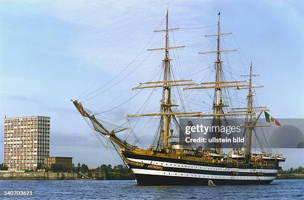 Das Segelschulschiff der italienischen Marine 'Amerigo Vespucci' bei ihrer Fahrt in den Hamburger Hafen. Segelschiff, Schulschiff, Windjammer,...