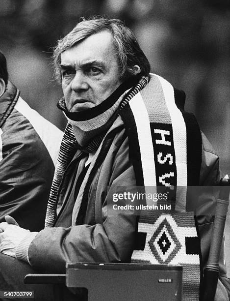 Ernst Happel, Fußballtrainer des Bundesligisten Hamburger SV, hat einen gestrickten Fanschal seines Vereines umgelegt. .