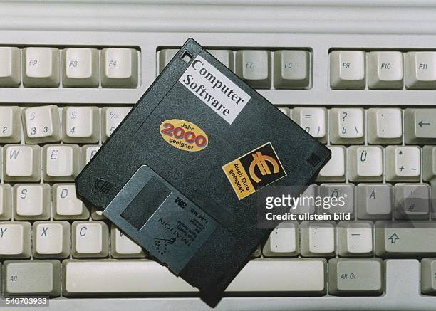 Eine 3,5 Zoll-Diskette von Imation liegt auf einer Computertastatur. Auf der Diskette steht 'Jahr 2000 geeignet' und 'auch Euro-geeignet'. Die...