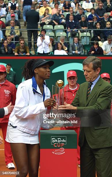 Die Tennisspielerin Venus Williams gewinnt das Tennisturnier der Damen am Hamburger Rothenbaum. DTB-Präsident Georg Freiherr von Waldenfels...