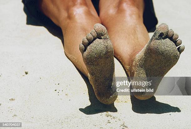 Sommer, Sonne, Strand und mit den Füßen im warmen Sand - für viele der Inbegriff von Urlaub. Symbolbild .