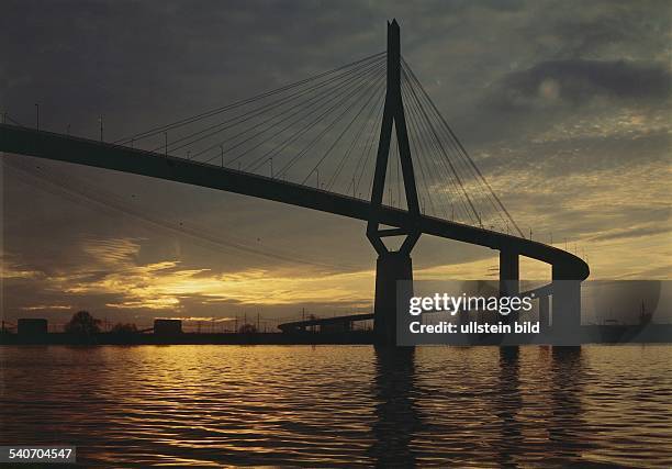 Die Köhlbrandbrücke - die größte Hängebrücke Europas schwingt sich über den Köhlbrand. - um 1998