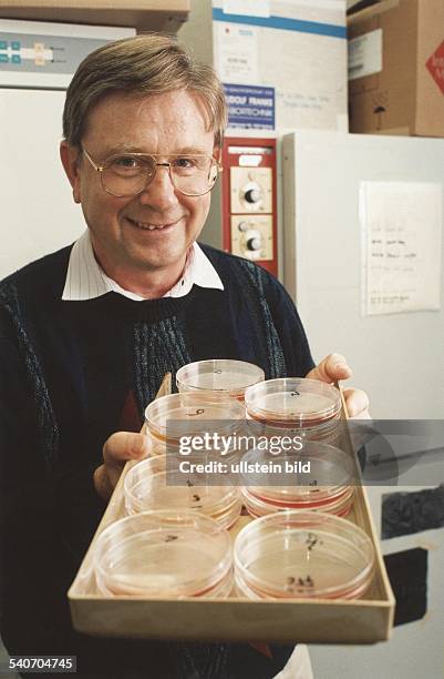 Der Professor Dr. Wolfgang Deppert vom Heinrich-Pette-Institut im Universitätskrankenhaus Eppendorf hält ein Tablett mit mehreren Schalen voller...