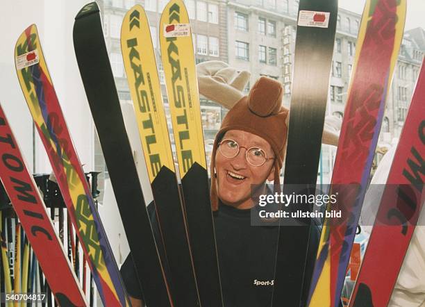 Britischer Skispringer Eddie Edwards, genannt 'Eddie the Eagle', in einem Sportgeschäft. Aufgenommen Oktober 1994.