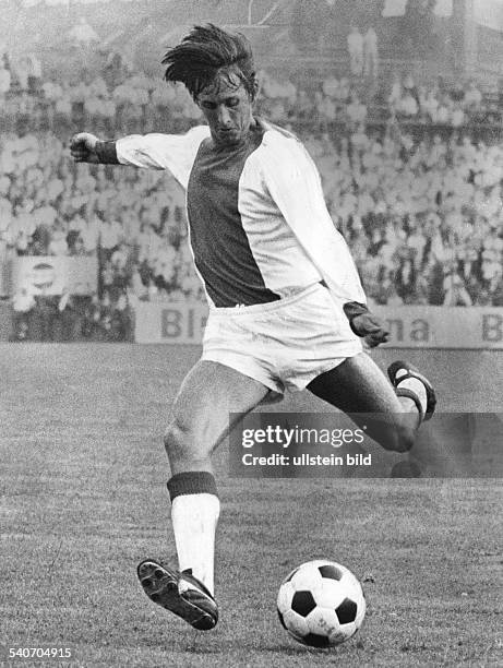 Johan Cruyff, Fußballspieler von Ajax Amsterdam, am Ball während des Europapokalspieles gegen Bayern München am 4.3.1973. .