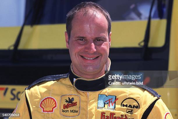 Der deutsche Truck-Fahrer Fritz Kreutzpointner, Sieger bei der Supertruck-EM in Italien 2001. Im Hintergrund sein LKW. .