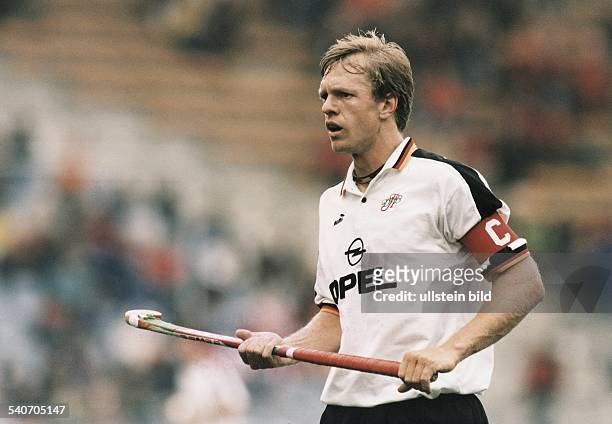 Der Hockeyspieler Christian Blunck beobachtet als Kapitän der Deutschen Nationalmannschaft das Spielgeschehen. Aufgenommen 1998.