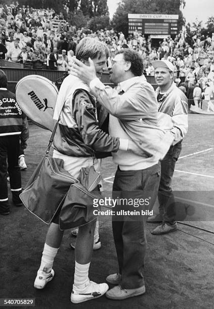 Karl-Heinz Becker umarmt nach Spielende seinen Sohn Boris Becker. Beim Daviscup Deutschland gegen USA gewann die deutsche Mannschaft mit 3 : 2....