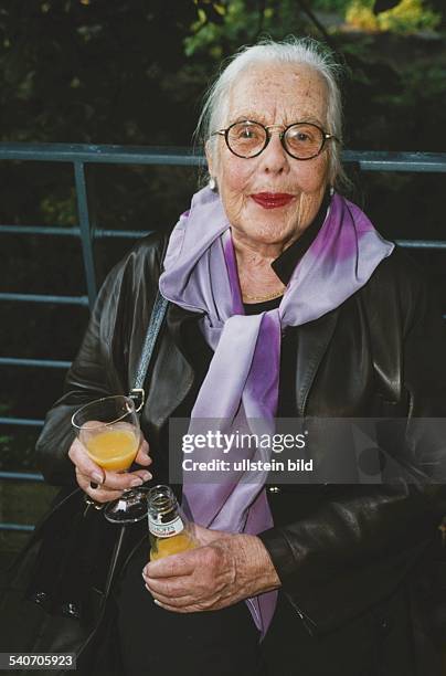 Die Hamburger Schauspielerin Gerda Gmelin, Chefin der Privatbühne 'Theater im Zimmer', sitzt in Lederjacke, Seidentuch und mit einem Glas Orangensaft...