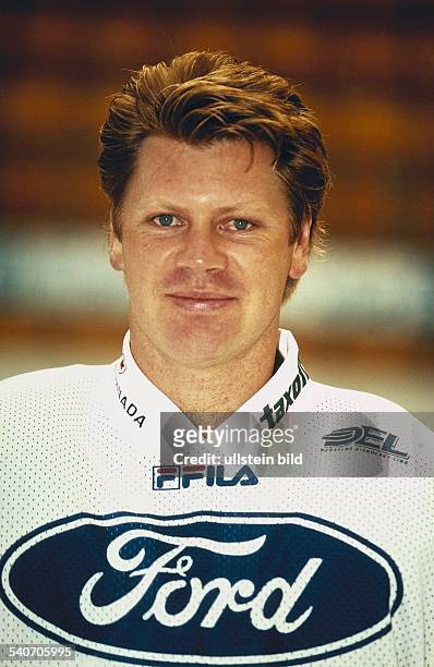 Portraitaufnahme des Eishockeyspielers Josef 'Peppi' Heiß. Sein Trikot ziert das Firmenlogo des Sponsors 'Ford'. Undatiertes Bild.