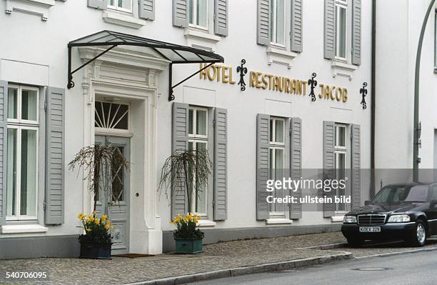 Der Eingangsbereich des 'Hotel Restaurant Jacob'; der Namenszug ist in goldenen Buchstaben auf der weißen Fassade des Hauses angebracht. .