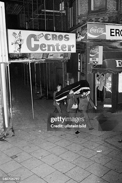 Organisiertes Verbrechen: Drei Leichenbestatter tragen den Sarg mit dem erschossenen Jürgen Becker aus dem Eros-Center auf der Reeperbahn in...