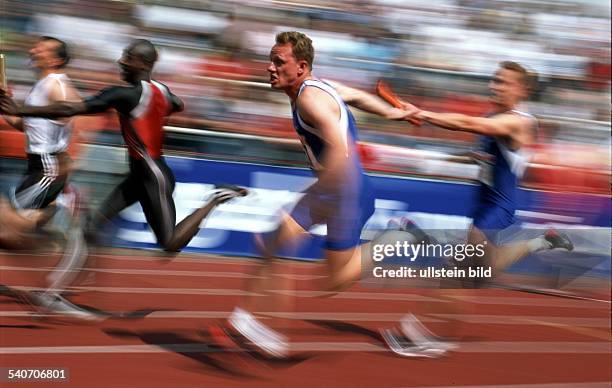 Leichtathletik-Meeting in Dortmund 2001: 4 x 100m-Staffel der Herren, Staffelübergabe Holger Blume auf Bruder Marc Blume. Foto mit...