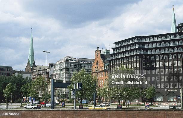 Hamburg: Meßberg mit U-Bahn Eingang, Teil des Chilehauses, dem Polizeirevier 12 und dem Turm der St. Petrikirche im Hintergrund. Davor die...
