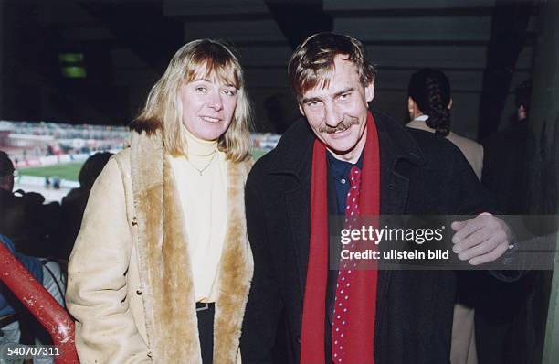 Der Geschäftsführer des HSV, Werner Hackmann, und seine Ehefrau Ulla am 6.4.1997 im Fußballstadion. .