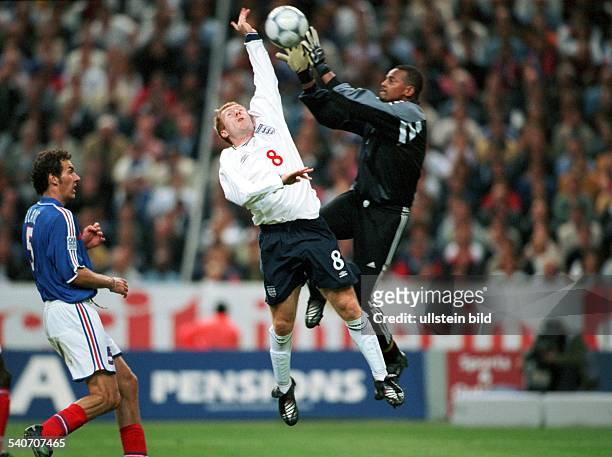 Paul Scholes , Mittelfeldspieler der englischen Fußball-Nationalmannschaft, versucht im Zweikampf gegen den französischen Nationaltorwart Bernard...