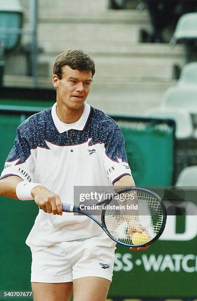 Der deutsche Tennisspieler Jörn Renzenbrink bei den Panasonic German Open in Hamburg, Mai 1995. Er trägt ein Dress von Reebok, hält Tennisschläger...