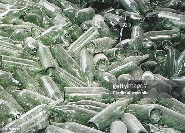 In der Glashütte Budenheim GmbH ist eine große Menge von grünen Flaschen auf einem Haufen gelagert, um in der Aufbereitungsanlage recycelt zu werden....