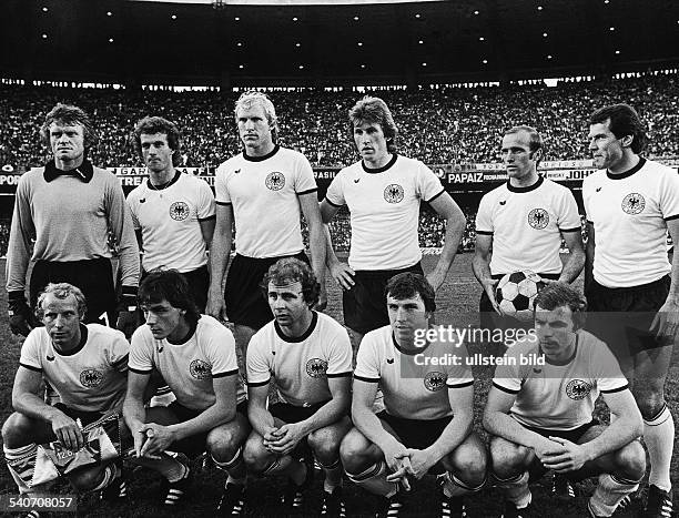 Aufstellung der deutschen Nationalmannschaft vor dem Länderspiel gegen Brasilien im Maracana-Stadion am 12.6.1977. Obere Reihe stehend : Torwart Sepp...