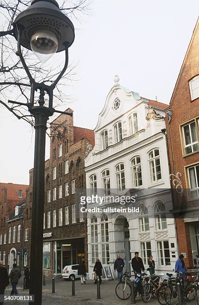 Das Geburtshaus von Thomas Mann steht in der Mengstraße in der Lübecker Altstadt. Daneben ist eine 'Karstadt' Filiale angesiedelt. Vor dem Haus...
