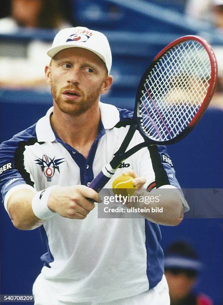 Der Tennisspieler Boris Becker konzentriert sich bei den US Open auf seinen Aufschlag und hält dabei den Tennisball nah an den Tennisschläger. Becker...