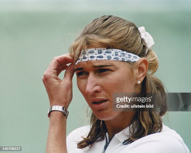 Die Tennisspielerin Steffi Graf hat ihre Haare zum Pferdeschwanz zusammengebunden und trägt ein Stirnband. Aufgenommen Mai 1996.